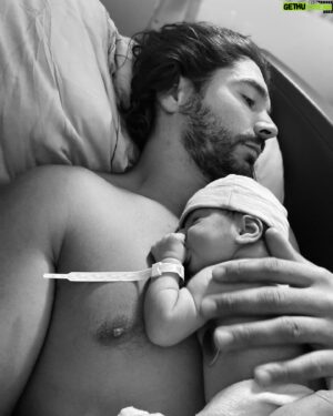 Louis-Philippe Lacroix Instagram - Bonne fête ma p’tite chérie! T’as changé ma vie pour le mieux à jamais! Tu assagis mon cœur de papa jour après jour et ce pour le restant de ma vie! J’ai déjà hâte que tu me présente ton nouveau chum à 14 ans et que je le regarde d’un air soucieux et menaçant 👀 (joke 😂) Profite de ta journée de fête avec ceux qui t’aime! T’es un bon bébé je t’aime ❤️❤️❤️ … Popa 🥹❤️ #daughter #birthday #1year #dad #love