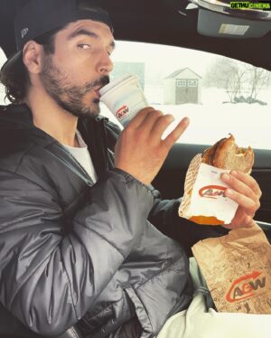 Louis-Philippe Lacroix Instagram - Vous le savez, je prône un mode de vie sain, mais équilibré!💪🏼Comme tout le monde, ça m’arrive moi aussi de devoir manger « on the go » et quand j’ai à le faire, c’est au @awcanada que je vais, surtout pour déguster leur sandwich Chef-d’œuf avec saucisse accompagné d'un petit café noir. Le café est savoureux (quand tu le prends noir, c’est essentiel), bio et équitable, qu’est-ce que tu veux de plus? 🤷🏽‍♂️Voici donc mes étapes de déjeuner en voiture « on the go » : 

-Étape 1 : Mettre ma main dans le sac pour prendre mon sandwich préféré 🤤 

-Étape 2 : Sortir mon sandwich Chef-d’œuf avec saucisse et l’admirer😍
 
-Étape 3 : Prendre une bouchée sans pleurer tellement c’est bon🥲 

-Étape 4 : Prendre une petite gorgée de café ☕️
 
-Étape 5 : Après un « kick » de caféine, je suis prêt à affronter le trafic!🤪

#pub #breakfast