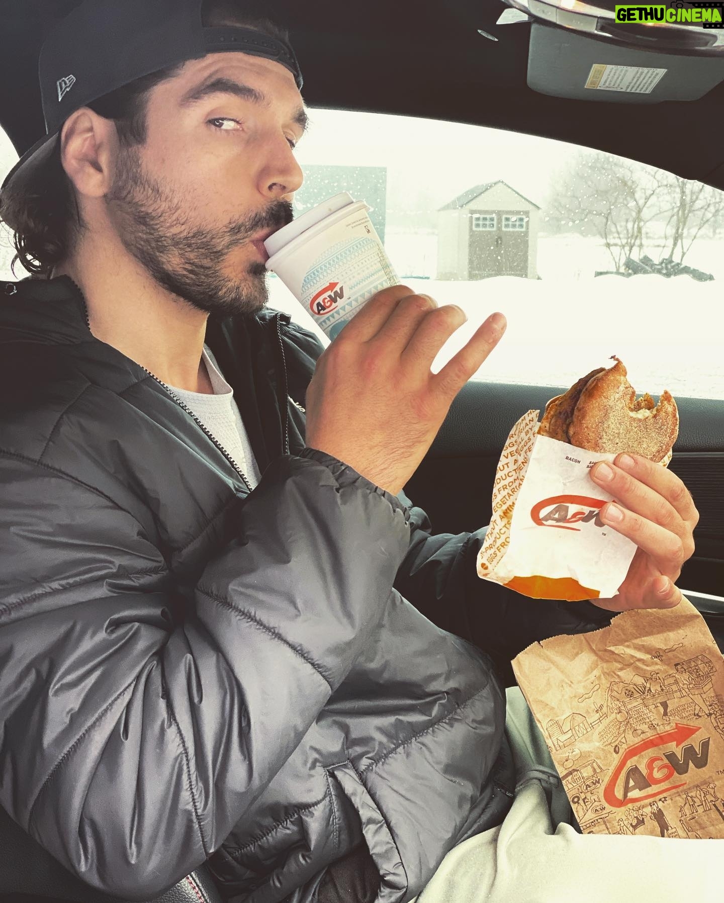 Louis-Philippe Lacroix - 5.4K Likes - Vous le savez, je prône un mode de vie sain, mais équilibré!💪🏼Comme tout le monde, ça m’arrive moi aussi de devoir manger « on the go » et quand j’ai à le faire, c’est au @awcanada que je vais, surtout pour déguster leur sandwich Chef-d’œuf avec saucisse accompagné d'un petit café noir. Le café est savoureux (quand tu le prends noir, c’est essentiel), bio et équitable, qu’est-ce que tu veux de plus? 🤷🏽♂️Voici donc mes étapes de déjeuner en voiture « on the go » :
-Étape 1 : Mettre ma main dans le sac pour prendre mon sandwich préféré 🤤
-Étape 2 : Sortir mon sandwich Chef-d’œuf avec saucisse et l’admirer😍
-Étape 3 : Prendre une bouchée sans pleurer tellement c’est bon🥲
-Étape 4 : Prendre une petite gorgée de café ☕️
-Étape 5 : Après un « kick » de caféine, je suis prêt à affronter le trafic!🤪
#pub #breakfast