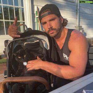 Louis-Philippe Lacroix Instagram - J’avais rien d’autre pour me pratiquer..🤙🏼👶🏻😅 #fatman #1monthtogo #dad #staytuned #rendulà