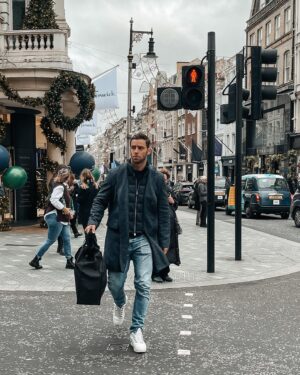Louis Talpe Instagram - Me ignoring all the signs when late with shopping for christmas gifts 🇬🇧 

Ps, love this jacket from @deleye.be so much 👌