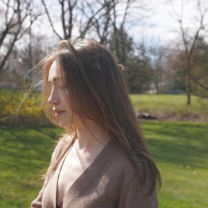 Louisa Erlich Instagram - Sometimes you just need to skip around in the grass at your grandma’s house with your cousins like you’re five years old again. Needed this. Very grateful for my beautiful family. Thank you @renapalumbo for the pictures 💕