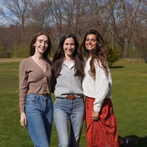 Louisa Erlich Instagram - Sometimes you just need to skip around in the grass at your grandma’s house with your cousins like you’re five years old again. Needed this. Very grateful for my beautiful family. Thank you @renapalumbo for the pictures 💕