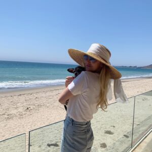 Louise Linton Instagram - #staycation ☀️🌻💛🌼