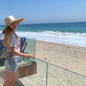 Louise Linton Instagram - #staycation ☀️🌻💛🌼