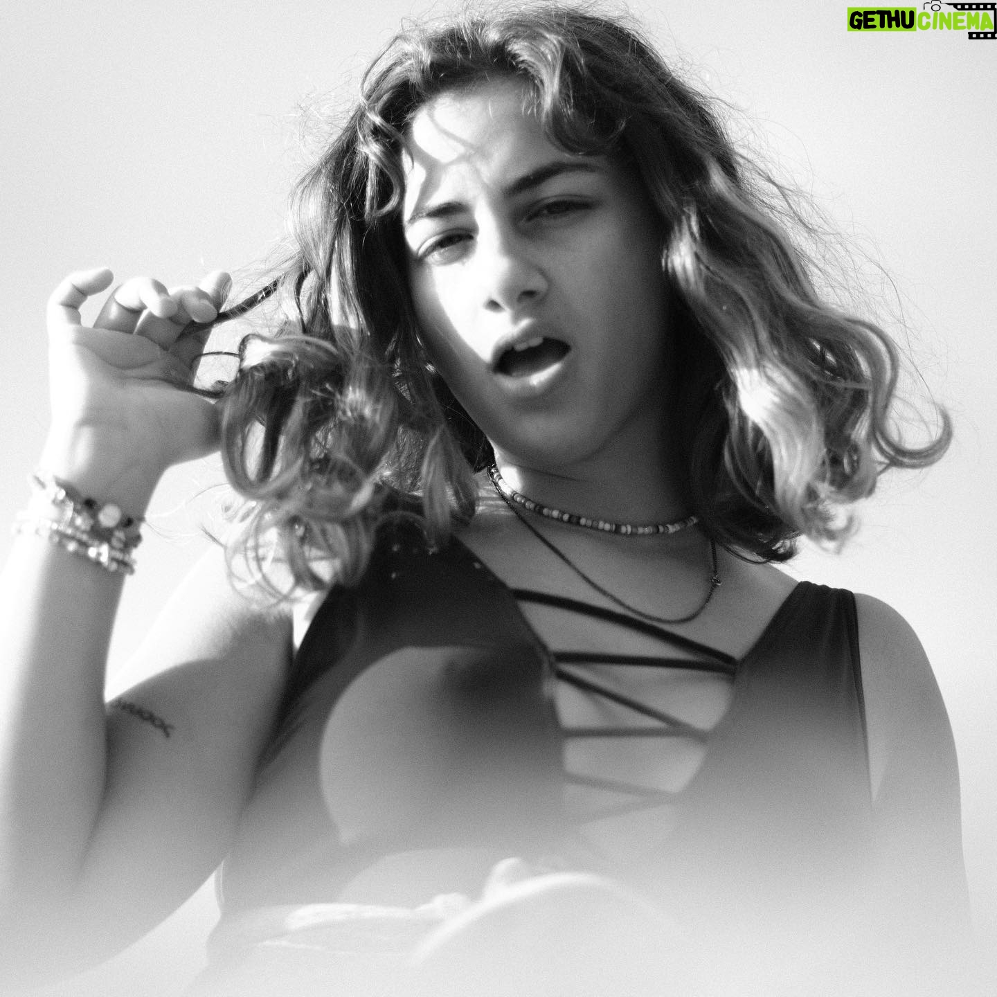 Louise Malek - 5K Likes - Las Tres Cloquas🤡