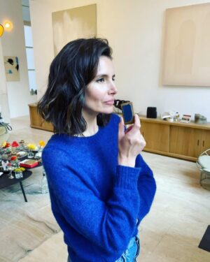 Louise Monot Instagram - Une journée avec @Violette 💙
Merci @vanmoof pour cette petite virée dans les rues de Paris, @sennelier1887 @ameliemaisondart @hotelchateauvoltaire pour votre accueil et à toute l’équipe de Violette pour cette magnifique organisation!✨🙏🏻