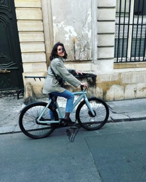 Louise Monot Instagram - Une journée avec @Violette 💙
Merci @vanmoof pour cette petite virée dans les rues de Paris, @sennelier1887 @ameliemaisondart @hotelchateauvoltaire pour votre accueil et à toute l’équipe de Violette pour cette magnifique organisation!✨🙏🏻