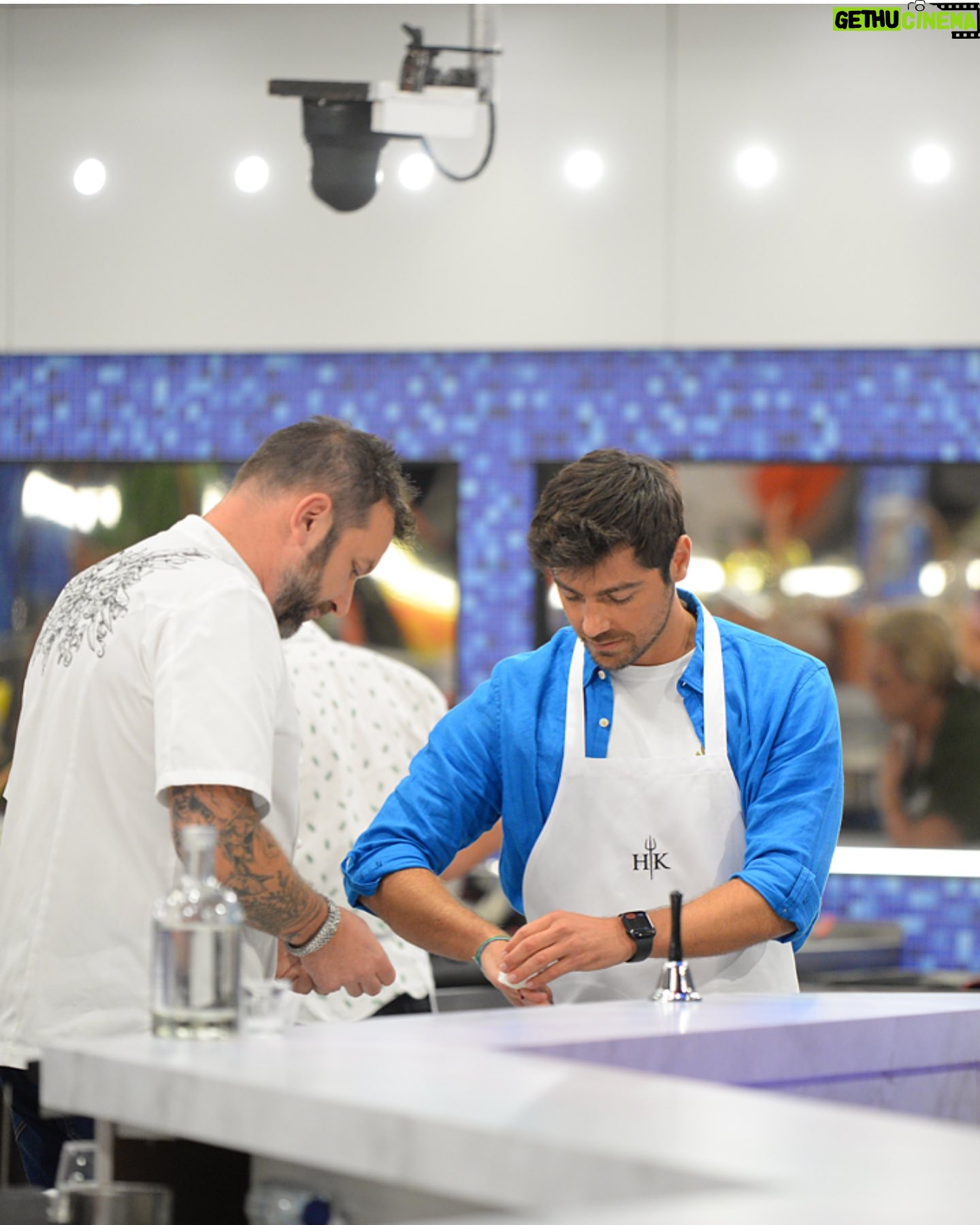 Lourenço Ortigão - 16.9K Likes - Hoje às 22:15 estreia na @sicoficial o programa Hell’s Kitchen, e confesso que espero por este momento há algum tempo. Sou suspeito para falar mas o que vivemos foi tão mas tão intenso que o programa só pode estar incrível. Até já!! 🔥🔥