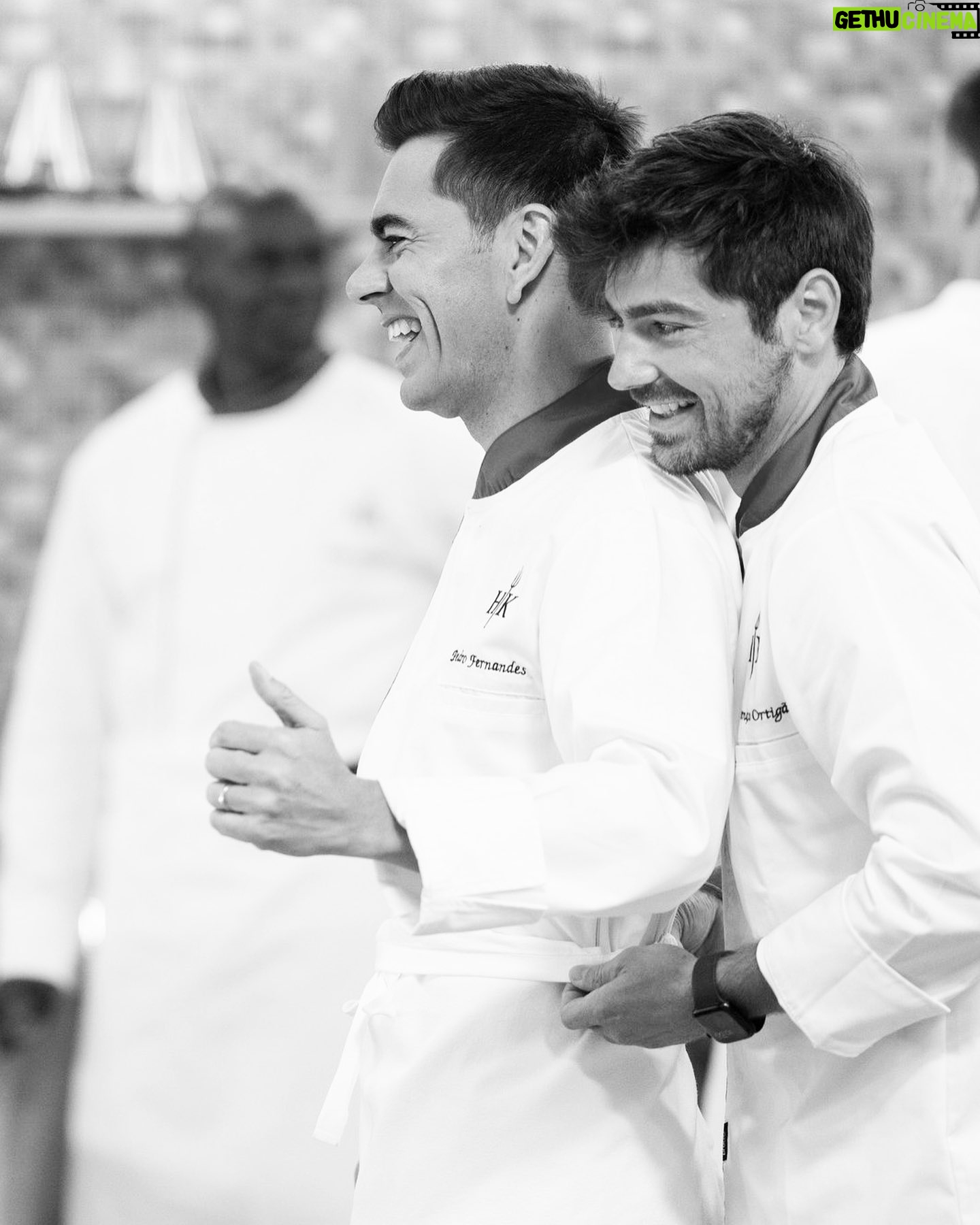 Lourenço Ortigão - 16.9K Likes - Hoje às 22:15 estreia na @sicoficial o programa Hell’s Kitchen, e confesso que espero por este momento há algum tempo. Sou suspeito para falar mas o que vivemos foi tão mas tão intenso que o programa só pode estar incrível. Até já!! 🔥🔥