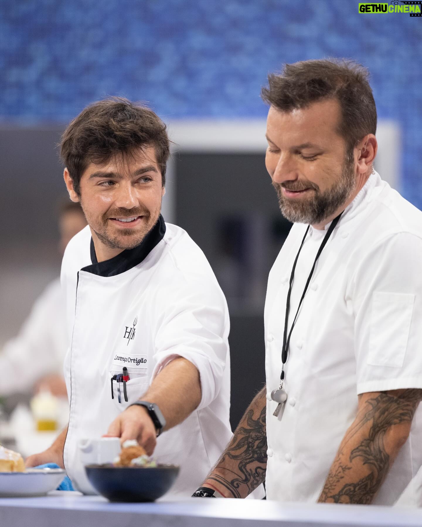 Lourenço Ortigão - 23K Likes - Decidi fazer este Post apenas hoje porque, apesar de saber que as notícias se espalham rápido, não quis ser spoiler para muitas pessoas que sei que voltam atrás durante a semana para ver o programa! Chegou finalmente o final do Hells Kitchen Famosos e não podia estar mais FELIZ por esta vitória!! Verdade seja dita, havia 6 possíveis vencedores e qualquer um de nós merecia ganhar este programa. Tive a sorte de ser eu mas como disse a minha @martiinha.ferreira ganhamos todos.
OBRIGADO antes de mais ao @daniel__oliveira , á @sicoficial ao Chef @ljubostanisic pelo convite, ao grupo magnífico que fez parte deste programa, a toda a equipa técnica e produção, aos chefs Maldonado e Rafael que nos ensinaram e ajudaram MUUUUITO, e a vocês que assistiram ao programa e me enviaram milhares de mensagens de apoio. Estou muito, muito feliz!
VAMOOOOOS 🎉🎉🎉