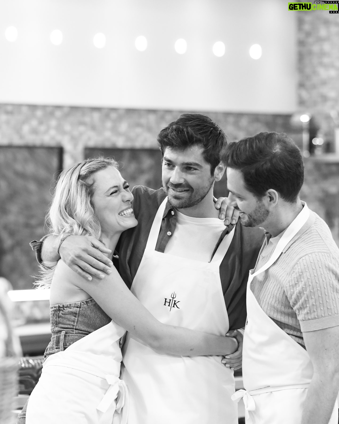 Lourenço Ortigão - 16.9K Likes - Hoje às 22:15 estreia na @sicoficial o programa Hell’s Kitchen, e confesso que espero por este momento há algum tempo. Sou suspeito para falar mas o que vivemos foi tão mas tão intenso que o programa só pode estar incrível. Até já!! 🔥🔥