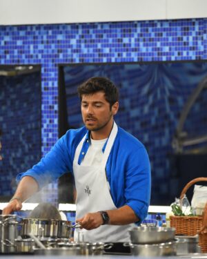 Lourenço Ortigão Instagram - Hoje às 22:15 estreia na @sicoficial o programa Hell’s Kitchen, e confesso que espero por este momento há algum tempo. Sou suspeito para falar mas o que vivemos foi tão mas tão intenso que o programa só pode estar incrível. Até já!! 🔥🔥