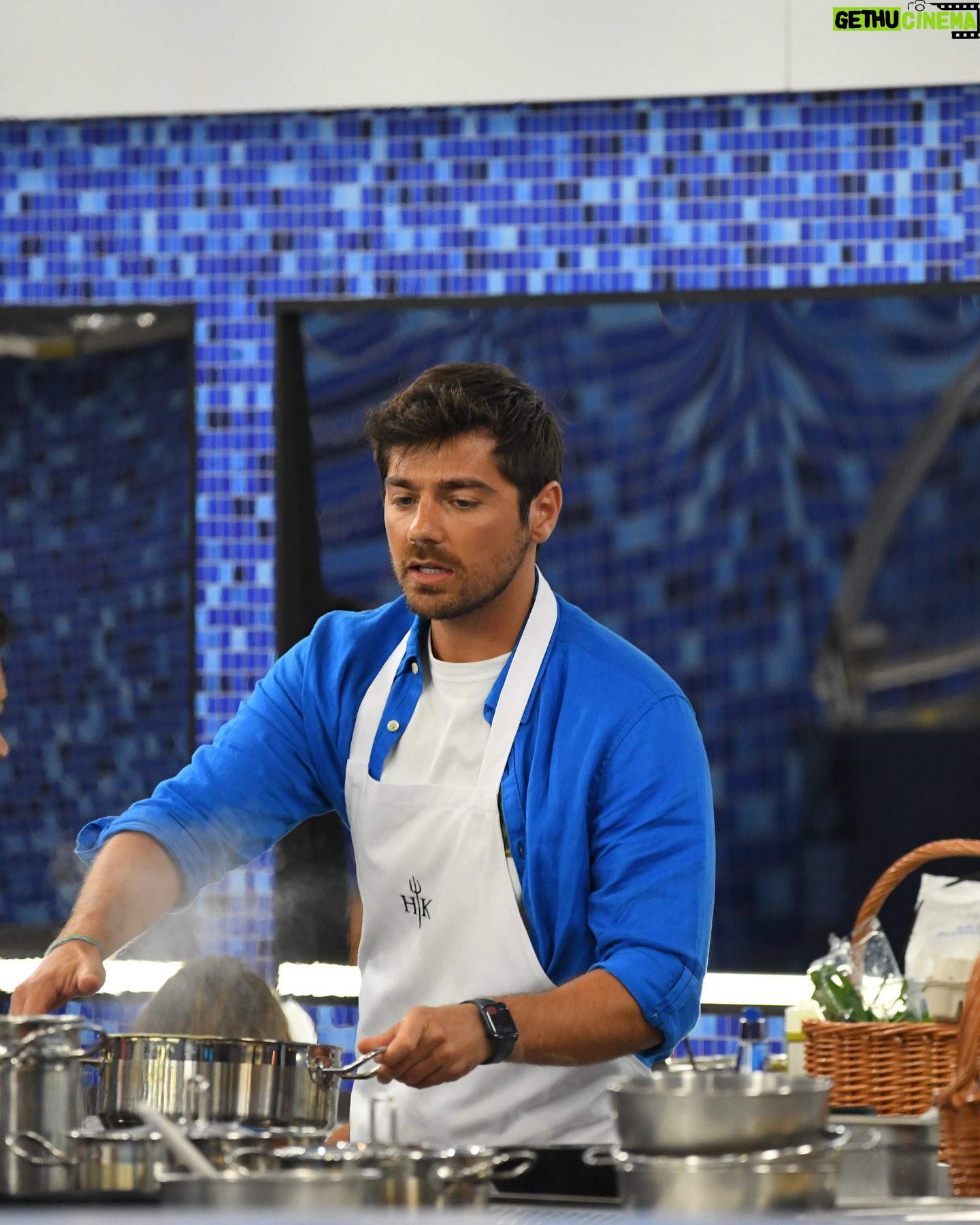 Lourenço Ortigão - 16.9K Likes - Hoje às 22:15 estreia na @sicoficial o programa Hell’s Kitchen, e confesso que espero por este momento há algum tempo. Sou suspeito para falar mas o que vivemos foi tão mas tão intenso que o programa só pode estar incrível. Até já!! 🔥🔥