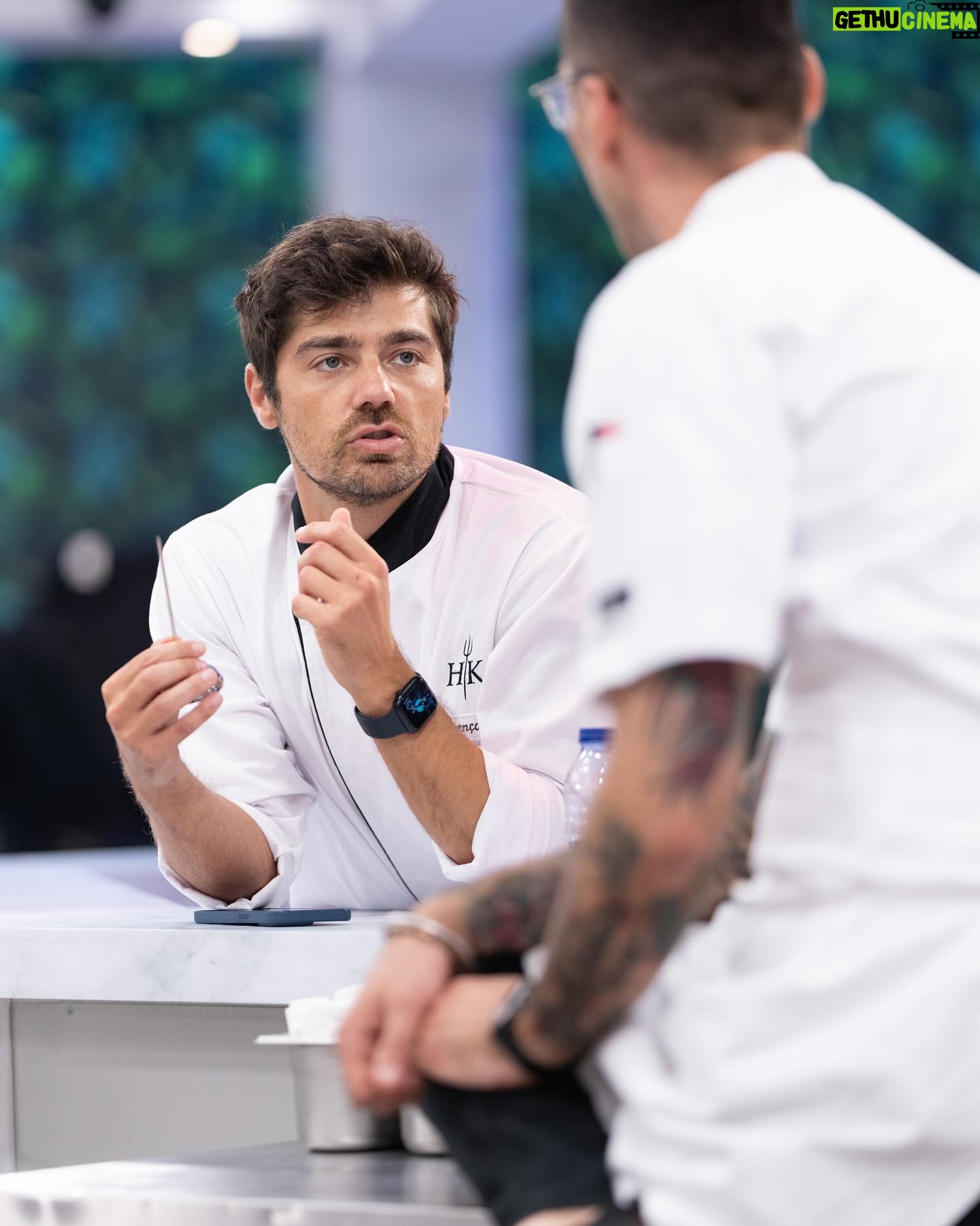 Lourenço Ortigão - 19.9K Likes - Hoje é a grande final do Hell’s Kitchen Famosos, que dia! Aqui vai um apanhado dos 9 episódios que me levaram até este dia. Já andei pela equipa vermelha, azul e agora preta! Quem será que vai ganhar?! Seja quem for, já ganhámos todos! Tudo sintonizado esta noite na @sicoficial?!
#hellskitchen