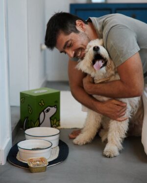 Lourenço Ortigão Instagram - A Lua é sem dúvida um membro da nossa família e como tal não dispensamos uma alimentação saudável também para ela! A Lily’s Kitchen tem várias opções com receitas naturais e deliciosas (segundo a Lua) com ingredientes saudáveis e nutritivos, desde que experimentou não quer outra coisa 😉 @lilyskitchenpetfood #pub