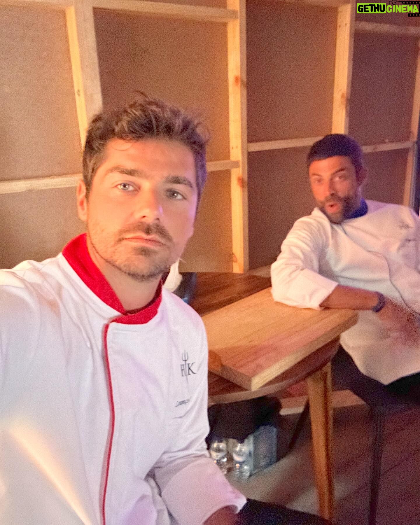 Lourenço Ortigão - 19.9K Likes - Hoje é a grande final do Hell’s Kitchen Famosos, que dia! Aqui vai um apanhado dos 9 episódios que me levaram até este dia. Já andei pela equipa vermelha, azul e agora preta! Quem será que vai ganhar?! Seja quem for, já ganhámos todos! Tudo sintonizado esta noite na @sicoficial?!
#hellskitchen