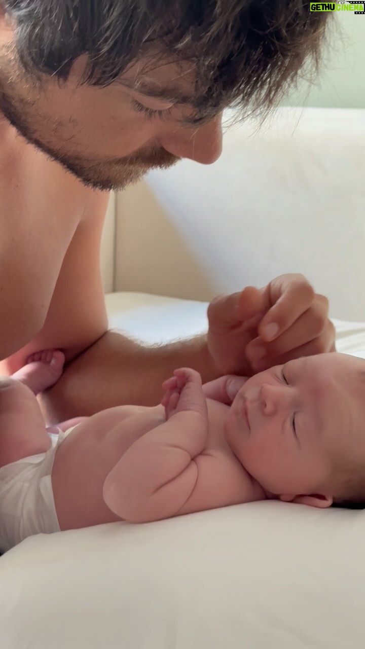 Lourenço Ortigão - 36.9K Likes - Hoje é o meu primeiro dia do Pai.
Sempre me disseram que ser Pai seria uma avalanche de emoções e mudanças que não se explicam por palavras. Olhando para trás, parece uma brincadeira as vezes que tentei perceber em vão. Ser Pai é inexplicável. Amo o meu filho infinitas vezes infinitas (saudades de dizer isto) desde o primeiro segundo. E assusta-me pensar que este sentimento se multiplica quando temos mais filhos porque parece mesmo que já não cabe num só coração.
Feliz dia do Pai para todos os pais que dão tudo pelos filhos.
Feliz dia do Pai para mim e em especial para meu próprio Pai.
Feliz dia do Pai para a super mãe @kellybaileyy que nos deu o melhor que temos na vida.
Espero ser para o Vicente o Pai que tenho a sorte de ter 🤍
