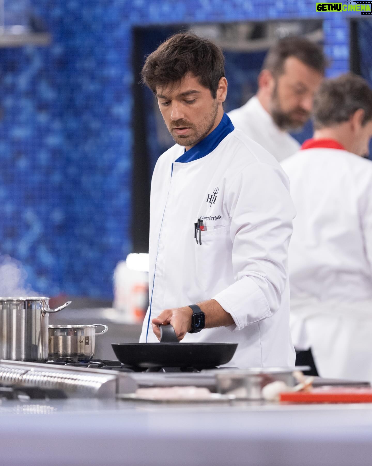 Lourenço Ortigão - 19.9K Likes - Hoje é a grande final do Hell’s Kitchen Famosos, que dia! Aqui vai um apanhado dos 9 episódios que me levaram até este dia. Já andei pela equipa vermelha, azul e agora preta! Quem será que vai ganhar?! Seja quem for, já ganhámos todos! Tudo sintonizado esta noite na @sicoficial?!
#hellskitchen