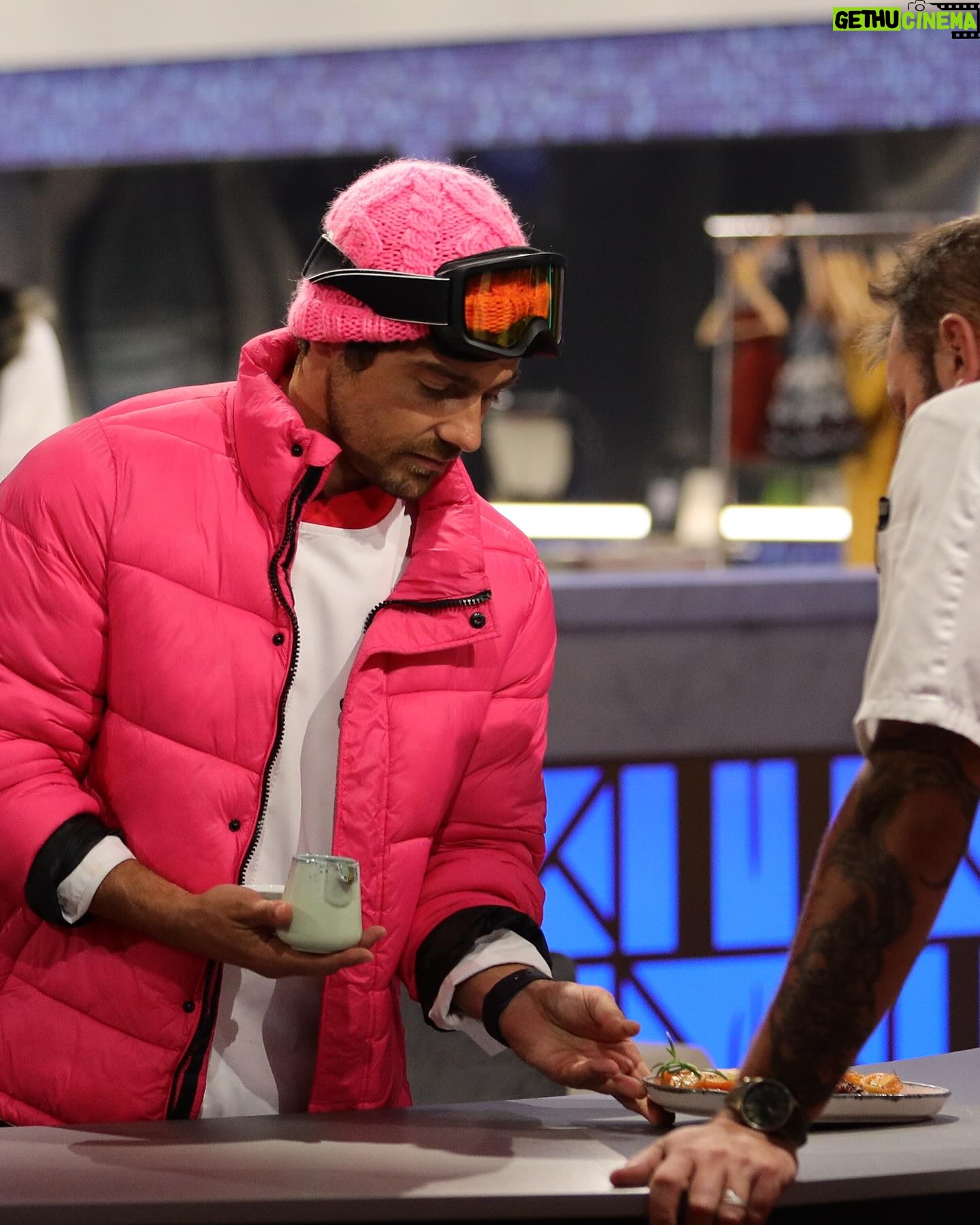 Lourenço Ortigão - 19.9K Likes - Hoje é a grande final do Hell’s Kitchen Famosos, que dia! Aqui vai um apanhado dos 9 episódios que me levaram até este dia. Já andei pela equipa vermelha, azul e agora preta! Quem será que vai ganhar?! Seja quem for, já ganhámos todos! Tudo sintonizado esta noite na @sicoficial?!
#hellskitchen