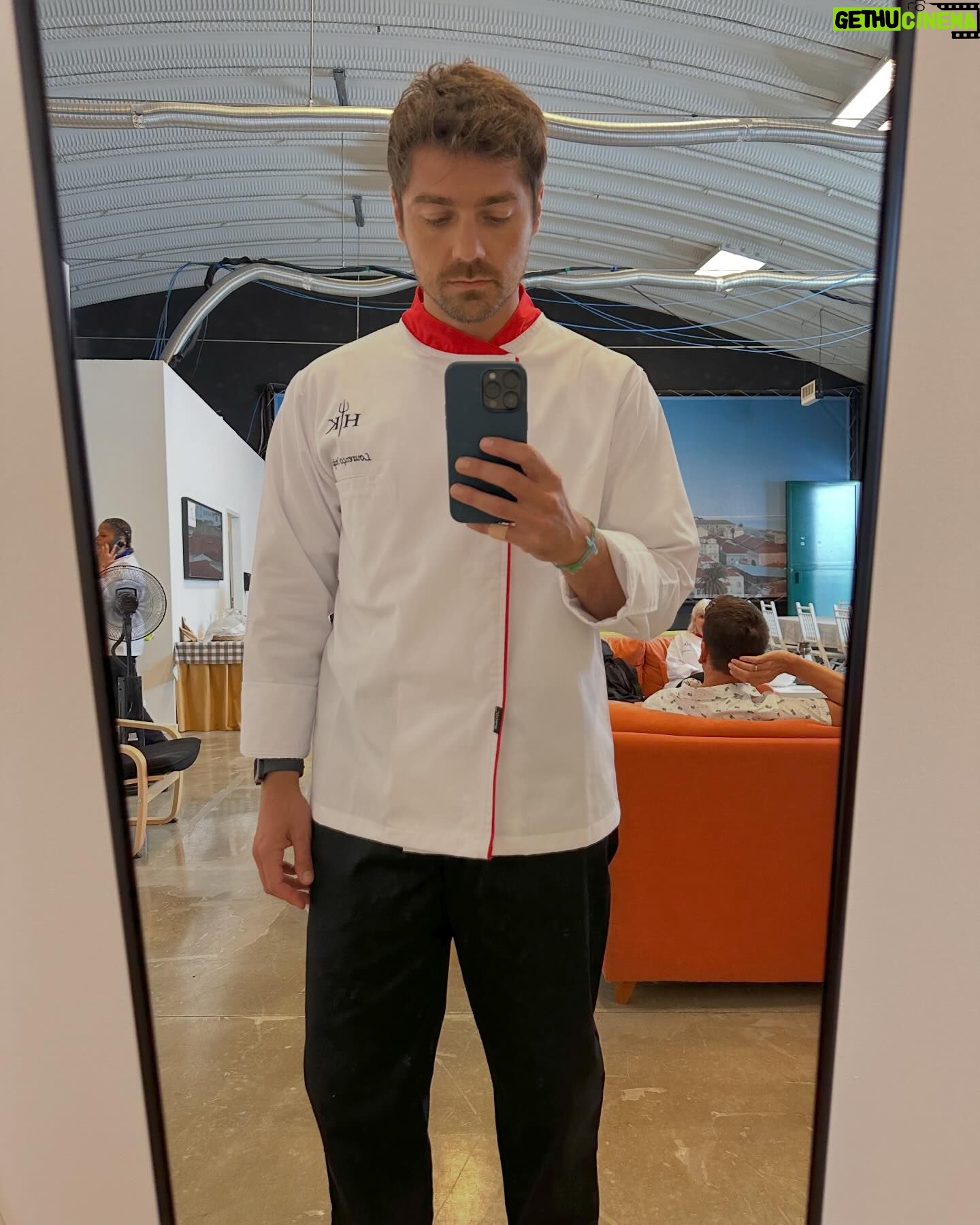 Lourenço Ortigão - 19.9K Likes - Hoje é a grande final do Hell’s Kitchen Famosos, que dia! Aqui vai um apanhado dos 9 episódios que me levaram até este dia. Já andei pela equipa vermelha, azul e agora preta! Quem será que vai ganhar?! Seja quem for, já ganhámos todos! Tudo sintonizado esta noite na @sicoficial?!
#hellskitchen