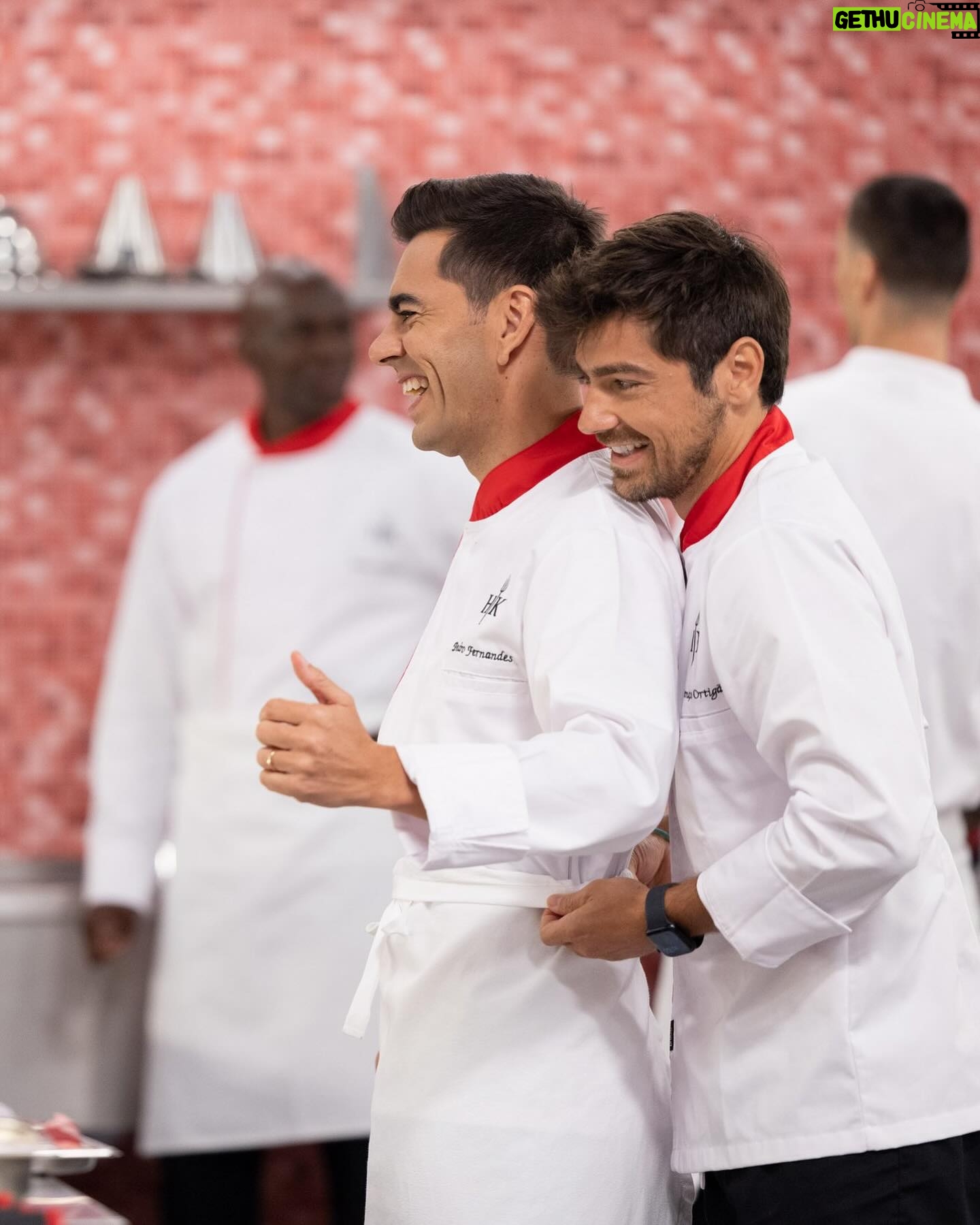 Lourenço Ortigão - 19.9K Likes - Hoje é a grande final do Hell’s Kitchen Famosos, que dia! Aqui vai um apanhado dos 9 episódios que me levaram até este dia. Já andei pela equipa vermelha, azul e agora preta! Quem será que vai ganhar?! Seja quem for, já ganhámos todos! Tudo sintonizado esta noite na @sicoficial?!
#hellskitchen
