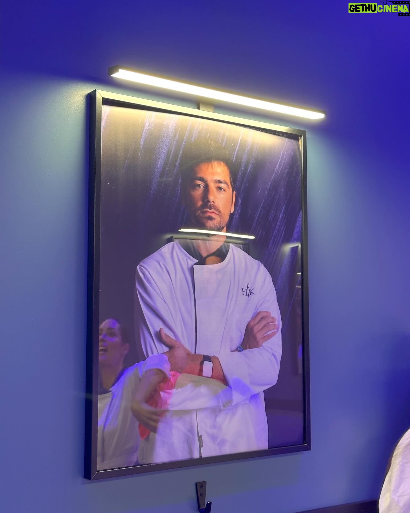 Lourenço Ortigão - 19.9K Likes - Hoje é a grande final do Hell’s Kitchen Famosos, que dia! Aqui vai um apanhado dos 9 episódios que me levaram até este dia. Já andei pela equipa vermelha, azul e agora preta! Quem será que vai ganhar?! Seja quem for, já ganhámos todos! Tudo sintonizado esta noite na @sicoficial?!
#hellskitchen