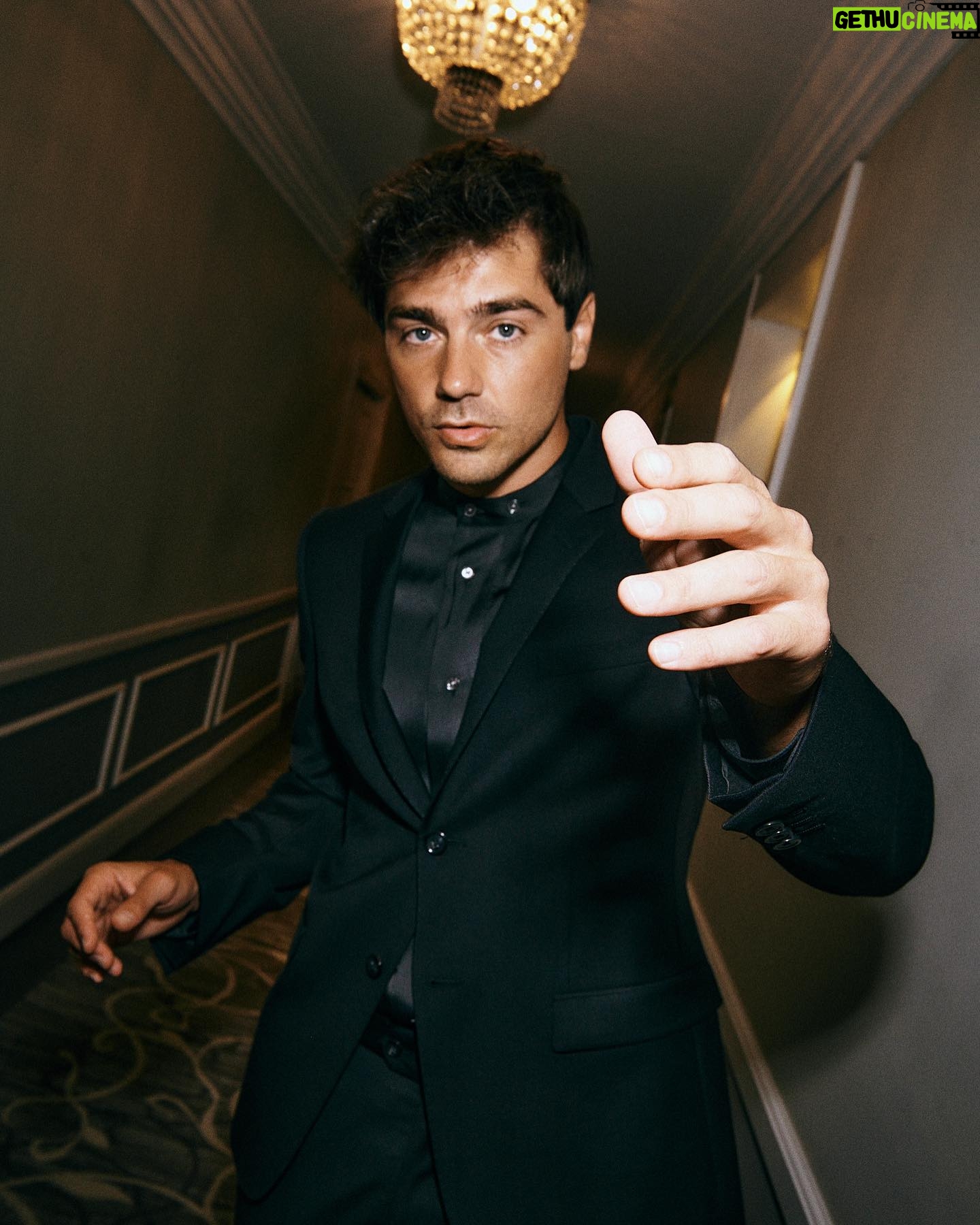 Lourenço Ortigão - 60.8K Likes - Few moments before the red carpet at @sansebastianfes with @armanibeauty 💥 @vanityfairspain @vanityfair
@giorgioarmani @kellybaileyy
📸 @andresgarlujan