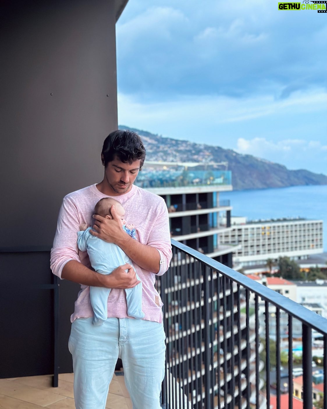 Lourenço Ortigão - 90.4K Likes - Prometi a mim mesmo que a primeira viagem em família depois do Vicente nascer seria na Madeira, a “minha” terra há vários anos.
Promessa cumprida, filho decora bem esta vista. Vais passar muito tempo por cá ❤️