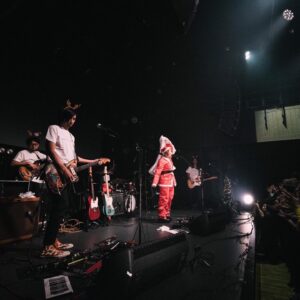 Lovely Summer-chan Instagram - 2016年から毎夏大好評を頂いておりますLOVELY SUMMER SONIC、今年も開催が決定！！！！
8年目の今年は初めて大阪でも開催！絶対めちゃくちゃ楽しませるー！チケットや諸々詳細はストーリーのハイライトからお願いします！

可愛すぎフライヤーはWang Dang Doodleのカホリちゃん！　@kahorintaroo マジありがとう！

以下お気持ち表明
ホームページ更新したりしてて思ったんだけどもう8年目なんだね〜
2016年にふざけた名前でノリで始めたイベントが毎年開催になり、毎年ソールドし、毎年規模も大きくなり、おかげさますぎる。。。
初回はWWWだった。スピードスターからメジャーデビューするって発表したんだっけね、、、重大発表があります！って言ったとき、あまりの腹の出方に妊娠と結婚のお知らせかと思われ、お客さんがザワついた回だった。。。この日撮った写真実家のリビングに鎮座してんだよねえ

8年て長すぎるし8回て多いね　みんな8年間どう過ごしてましたか〜8年皆勤してくれてる人も、今まで一回でも来てくれた人も、8年おいらと演奏してくれてる人も、今まで一回でもおいらと演奏してくれた人も、歴代スタッフさんもみんなありがとうな〜〜〜

7回やってるけど、今まで、最高じゃなかったラブサマソニがほんとに無い……　毎回ちゃんとめちゃくちゃめちゃくちゃ楽しく音楽最高人生最高お客さん最高って気持ちで終わってる　おいらもおいらのチームも、楽しむ気&楽しませる気満々で挑んできたし、お客さんも楽しみにしてくれてるからだろうね
だから今年も例年通り最高なんだろうなって思ってる！本気で楽しむ楽しませるー！待ってて！

写真は2016〜2022までのラブサマソニの様子
