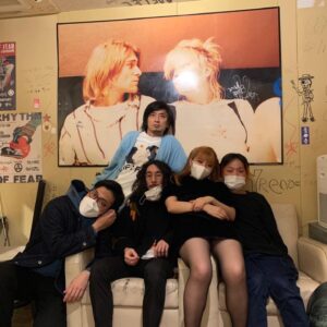 Lovely Summer-chan Instagram - 2016年から毎夏大好評を頂いておりますLOVELY SUMMER SONIC、今年も開催が決定！！！！
8年目の今年は初めて大阪でも開催！絶対めちゃくちゃ楽しませるー！チケットや諸々詳細はストーリーのハイライトからお願いします！

可愛すぎフライヤーはWang Dang Doodleのカホリちゃん！　@kahorintaroo マジありがとう！

以下お気持ち表明
ホームページ更新したりしてて思ったんだけどもう8年目なんだね〜
2016年にふざけた名前でノリで始めたイベントが毎年開催になり、毎年ソールドし、毎年規模も大きくなり、おかげさますぎる。。。
初回はWWWだった。スピードスターからメジャーデビューするって発表したんだっけね、、、重大発表があります！って言ったとき、あまりの腹の出方に妊娠と結婚のお知らせかと思われ、お客さんがザワついた回だった。。。この日撮った写真実家のリビングに鎮座してんだよねえ

8年て長すぎるし8回て多いね　みんな8年間どう過ごしてましたか〜8年皆勤してくれてる人も、今まで一回でも来てくれた人も、8年おいらと演奏してくれてる人も、今まで一回でもおいらと演奏してくれた人も、歴代スタッフさんもみんなありがとうな〜〜〜

7回やってるけど、今まで、最高じゃなかったラブサマソニがほんとに無い……　毎回ちゃんとめちゃくちゃめちゃくちゃ楽しく音楽最高人生最高お客さん最高って気持ちで終わってる　おいらもおいらのチームも、楽しむ気&楽しませる気満々で挑んできたし、お客さんも楽しみにしてくれてるからだろうね
だから今年も例年通り最高なんだろうなって思ってる！本気で楽しむ楽しませるー！待ってて！

写真は2016〜2022までのラブサマソニの様子