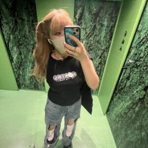 Lovely Summer-chan Instagram - 大好きな八月終わってしまった！八月のめちゃくちゃ長文総括①

⭐︎
ラブサマソニ2022が終わり、大好きなbeabadoobeeとの対談。
最近のbeaのあまりの楽曲の良さに、beaへの気持ちが共感から憧れに変わってる時期にこの話を頂く。
雲の上の人に聞きたいことってあんまり無いな……ダイエット目的でボクシングジムに通い出して一ヶ月の人がメイウェザーに聞きたいことってあんまり無いじゃん…なんて困りながらも、こんな機会二度と無い！アジアにルーツを持つロックをバンド形式でやっているソロの若い女の子っていう類似点を持っている私だから聞けることが多分あるはず、日本のファンが聞きたいことがあるはず、何回も同じ質問したら悪いから他のインタビューで既出の質問はしない！と思い、日本語で出ているインタビューを全て読み、CDのクレジットなど全て翻訳して挑む。大したことやっていないのにこんなに気苦労があるのか……インタビュアーさん、ライターさん凄すぎ という気持ちに
無事、聞きたいことも沢山聞けて、楽しい時間を過ごさせてもらいました
beaがx-girl、ヒステリックグラマーが好きと知っていたのでそういう格好で
3枚目の写真は、beaが教えてくれたロンドンのオススメスポット

⭐︎
サマーソニック
一日目
beabadoobee→Rina Sawayama→Kacey Musgraves→THE 1975→KIRINJI

二日目
EASY LIFE→YUNGBLUD→chelmico→KULA SHAKER→PRIMAL SCREAM

一日目の昼間から、コロナガイドラインが全く機能していないこと、演者がそれをわざと助長させていることが気になる。自分は制約を受けて被害を被りながらも耐えてやってきたこともあり複雑な気持ちに。
それを飲み込めず周囲やSNSに漏らしてしまう。私の言動が、楽しめている人の気持ちに水を差している気がしてつらくなる。自分は望まれた客じゃないのかもしれない、明日行くのやめようかな、とかも思ったがライブ観たさが勝ち二日目も行くことに。
頂けないところがあったのも本当だけど、久しぶりに野外でビッグなアーティストを見まくれて、お酒も飲みまくり、それを共有できる友達もいて本当に楽しい二日間だった。
いつも一緒に過ごしてくれる友達に心からありがとうと言いたい

個人的なハイライトはbeabadoobeeとKacey Musgraves、YUNGBLUD、KULA SHAKERでした。
Kacey Musgravesはメロディ歌唱演奏所作全てが美しくて、長居するつもりがなかったのに動けなかった。
YUNGBLUDは、そうした方がいいから盛り上がるパフォーマンスをする、という打算っぽい感じゼロで、ただボルテージのぶち上がりが"出ちゃってる"、そういう素直で奔放で爆発的なステージで、なんだか子供のようで素敵でかわいい人だなと思った
クリスピアンミルズは王子様でした。良い曲を良い演奏で聴かせるということだけ考えられているようなシンプルだけど響くステージで何故か号泣してしまった

国外アーティストが「みんな座ってーそれでサビのところで四つでジャンプしてー！」って煽るやつ最近頻出するけど、個人的にはあれ好きじゃない　指図されるの嫌なタイプだし、〇〇してって言われると「好きにさせてくれよ」と思ってしまう子供なところがある　一組だけやってるとかだったらユニークでやりたくなるけど何組もやってると食傷だし、流行ってるんだなって感じで何故か興醒めしてしまう(天邪鬼だーーー！！！)
bea、Kacey、KULA SHAKERはそういうのがなくて、(そう。グルーヴっていうのは…作るもんじゃない、起きるもんなんだ。そういうあんたたち、かっこいいよ！！！)とめちゃくちゃ興奮しました
でもお客さんが盛り上がってるとこっちもボルテージ上がるから盛り上がるように促しちゃうのしょうがないよね

早起きできず絶対に観たかったアーティストが全然観れなかったので次からは近辺に泊まろうと思う

⭐︎
新曲のレコーディングに向けプリプロに入る。
みんなしっかりさらってかっこよく演奏してくれてありがたい。あ〜これは良い作品になるな、とビジョンが見えてレコーディングへのモチベーションになりました。
自分はオブリガードを作るのが苦手だけど、そういうときは庫太郎に頼ると毎回120点のを出してくれる。次も期待しよう