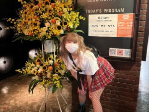 Lovely Summer-chan Instagram - 昨日は7年目のラブサマソニ、 #ラブサマソニ2022 でした！
十数回ワンマンやれば慣れて感動も薄れていくのかな〜とか思ってたけど毎回新鮮に感動して音楽最高お客さん最高って泣く
昨日はお客さんのボルテージが高すぎて、500人しか入ってないのに1500人くらいの圧があった。大盛り上がりで初めてハミンガロング(シンガロング的な)まで起こり、感極まった。。。ハミング大合唱の動画、一生の宝物になると思う！

昨日あの場にいた人全員ありがとうございました！大好きです！

🌟LSCライブチーム🌟
Gt. 奥村大(wash?)
Gt. 馬場庫太郎(NENGU)
Ba. 右田眞(nenem / ayutthaya)
Dr. 吉澤響(セカイイチ)

Hair Make：町田南・オタベチュウ(OMEKASHI)
Instrumental Technician：小山正泰(オープランニング)

Sound Engineer：本田健(DRAG FREE)
Monitor Sound Engineer：山本真純

Lighting Designer：穴水駿哉（huez)

Artist Manager:岩永拓郎(日本コロムビア)

Merchandise：今田里穂(日本コロムビア)
　　　　　　 吉貝花絵（SEVEN'S SOFTHOUSE）

Gig Operator：村上和佳咲（DISK GARAGE）
　　　　　　　小沼由紀子（SEVEN'S SOFTHOUSE）
  関口匠

Gig Manager ：羽端省吾（SEVEN'S SOFTHOUSE）