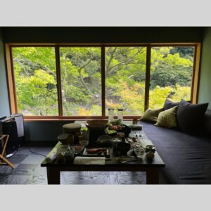 Lovely Summer-chan Instagram - この間27歳になりました。
お祝いのメッセージありがとうございました。27歳は頑張るつもりでいます、今後ともよろしくお願いします！

⭐︎
誕生日をフジロックで過ごそうか迷いましたが、大好きな嵐山に一泊することにしました。
8年前初めて嵐山に行ってからというもの、大きな休みがある毎に嵐山に通う嵐山フリーク。今までで一番の嵐山滞在でした。

こんなに綺麗なところで美味しいものを食べ続け祝われまくり、バチが当たらないか心配になるくらい最高の日を過ごさせてもらいました。
あまりにも最高で人に勧めたくなった・記録しておきたくなったので旅程を書かせてください。

⭐︎
京都駅から嵯峨嵐山駅へ。トロッコ嵯峨駅でトロッコに乗車。亀岡で下車。

保津川下りに乗船。トロッコは今まで数え切れないくらい乗ってきましたが、トロッコから見える保津川下りには乗ったことがなく、ずっと憧れていました。
2時間も素晴らしい景色の中船に乗れて、地酒も飲めて、船頭さんの話も無茶苦茶面白い。8年間積み上げてバベルの塔以上の高さに達した私の理想を軽々と上回る満足度でした。天気や船頭さんにも左右されると思いますが、本当におすすめ。

嵐山よしむらで蕎麦。美味しすぎてダイソン並みの勢いで吸引しました。

船で星のや京都へ。トロッコから「あの渓谷の崖っぷちにポツンと建っている宿はなんなんだ」と8年間ガン見&憧れ続けた宿に、ついに宿泊(T_T)
全室保津峡崖っぷちリバービュー、最高のホスピタリティでこれ以上の宿はないです。

嵐山MITATEでご飯。美味しすぎて幸せが限界突破して泣いてしまった。食材を水で抽出したものとお茶を混ぜて飲むペアリングが面白い。

嵐山公園を散歩。
宿に帰って就寝。
起床即朝鍋。
チェックアウトして嵐山と祇園を散策。

先斗町うしのほね本店の、これもずっと憧れだった納涼床で食事。ぽんとうに美味しかったです。

川沿いの最高喫煙所で一服してから鴨川を見てブライアンイーノの展示へ。最高です。会期延長が決定したので是非見に行ってください。

京都駅に着くと駅前で噴水ショーが行われていました。噴水ショーの音楽がなんとソフィーのIt's Okay to Cry。誰が選曲しているんだ。旅のフィナーレ感がすごかったです。

東京着。我々(私と恋人)は旅行から帰って東京に着くとき、旅行が終わってしまう悲しみを誤魔化すべく"東京に旅行に来ている観光客"になりきって帰ります。
京都から東京に旅行に来た我々は、東京の天一はどないなもんなんやろうかと気になり、天下一品を食べて帰りました。

至れり尽くせりしてくれた恋人、産んでくれた両親、祝ってくれた方に心から感謝します！嵐山行ってみてね⭐︎