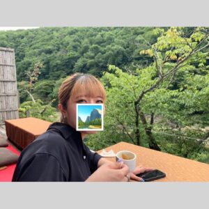 Lovely Summer-chan Instagram - この間27歳になりました。
お祝いのメッセージありがとうございました。27歳は頑張るつもりでいます、今後ともよろしくお願いします！

⭐︎
誕生日をフジロックで過ごそうか迷いましたが、大好きな嵐山に一泊することにしました。
8年前初めて嵐山に行ってからというもの、大きな休みがある毎に嵐山に通う嵐山フリーク。今までで一番の嵐山滞在でした。

こんなに綺麗なところで美味しいものを食べ続け祝われまくり、バチが当たらないか心配になるくらい最高の日を過ごさせてもらいました。
あまりにも最高で人に勧めたくなった・記録しておきたくなったので旅程を書かせてください。

⭐︎
京都駅から嵯峨嵐山駅へ。トロッコ嵯峨駅でトロッコに乗車。亀岡で下車。

保津川下りに乗船。トロッコは今まで数え切れないくらい乗ってきましたが、トロッコから見える保津川下りには乗ったことがなく、ずっと憧れていました。
2時間も素晴らしい景色の中船に乗れて、地酒も飲めて、船頭さんの話も無茶苦茶面白い。8年間積み上げてバベルの塔以上の高さに達した私の理想を軽々と上回る満足度でした。天気や船頭さんにも左右されると思いますが、本当におすすめ。

嵐山よしむらで蕎麦。美味しすぎてダイソン並みの勢いで吸引しました。

船で星のや京都へ。トロッコから「あの渓谷の崖っぷちにポツンと建っている宿はなんなんだ」と8年間ガン見&憧れ続けた宿に、ついに宿泊(T_T)
全室保津峡崖っぷちリバービュー、最高のホスピタリティでこれ以上の宿はないです。

嵐山MITATEでご飯。美味しすぎて幸せが限界突破して泣いてしまった。食材を水で抽出したものとお茶を混ぜて飲むペアリングが面白い。

嵐山公園を散歩。
宿に帰って就寝。
起床即朝鍋。
チェックアウトして嵐山と祇園を散策。

先斗町うしのほね本店の、これもずっと憧れだった納涼床で食事。ぽんとうに美味しかったです。

川沿いの最高喫煙所で一服してから鴨川を見てブライアンイーノの展示へ。最高です。会期延長が決定したので是非見に行ってください。

京都駅に着くと駅前で噴水ショーが行われていました。噴水ショーの音楽がなんとソフィーのIt's Okay to Cry。誰が選曲しているんだ。旅のフィナーレ感がすごかったです。

東京着。我々(私と恋人)は旅行から帰って東京に着くとき、旅行が終わってしまう悲しみを誤魔化すべく"東京に旅行に来ている観光客"になりきって帰ります。
京都から東京に旅行に来た我々は、東京の天一はどないなもんなんやろうかと気になり、天下一品を食べて帰りました。

至れり尽くせりしてくれた恋人、産んでくれた両親、祝ってくれた方に心から感謝します！嵐山行ってみてね⭐︎