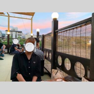 Lovely Summer-chan Instagram - この間27歳になりました。
お祝いのメッセージありがとうございました。27歳は頑張るつもりでいます、今後ともよろしくお願いします！

⭐︎
誕生日をフジロックで過ごそうか迷いましたが、大好きな嵐山に一泊することにしました。
8年前初めて嵐山に行ってからというもの、大きな休みがある毎に嵐山に通う嵐山フリーク。今までで一番の嵐山滞在でした。

こんなに綺麗なところで美味しいものを食べ続け祝われまくり、バチが当たらないか心配になるくらい最高の日を過ごさせてもらいました。
あまりにも最高で人に勧めたくなった・記録しておきたくなったので旅程を書かせてください。

⭐︎
京都駅から嵯峨嵐山駅へ。トロッコ嵯峨駅でトロッコに乗車。亀岡で下車。

保津川下りに乗船。トロッコは今まで数え切れないくらい乗ってきましたが、トロッコから見える保津川下りには乗ったことがなく、ずっと憧れていました。
2時間も素晴らしい景色の中船に乗れて、地酒も飲めて、船頭さんの話も無茶苦茶面白い。8年間積み上げてバベルの塔以上の高さに達した私の理想を軽々と上回る満足度でした。天気や船頭さんにも左右されると思いますが、本当におすすめ。

嵐山よしむらで蕎麦。美味しすぎてダイソン並みの勢いで吸引しました。

船で星のや京都へ。トロッコから「あの渓谷の崖っぷちにポツンと建っている宿はなんなんだ」と8年間ガン見&憧れ続けた宿に、ついに宿泊(T_T)
全室保津峡崖っぷちリバービュー、最高のホスピタリティでこれ以上の宿はないです。

嵐山MITATEでご飯。美味しすぎて幸せが限界突破して泣いてしまった。食材を水で抽出したものとお茶を混ぜて飲むペアリングが面白い。

嵐山公園を散歩。
宿に帰って就寝。
起床即朝鍋。
チェックアウトして嵐山と祇園を散策。

先斗町うしのほね本店の、これもずっと憧れだった納涼床で食事。ぽんとうに美味しかったです。

川沿いの最高喫煙所で一服してから鴨川を見てブライアンイーノの展示へ。最高です。会期延長が決定したので是非見に行ってください。

京都駅に着くと駅前で噴水ショーが行われていました。噴水ショーの音楽がなんとソフィーのIt's Okay to Cry。誰が選曲しているんだ。旅のフィナーレ感がすごかったです。

東京着。我々(私と恋人)は旅行から帰って東京に着くとき、旅行が終わってしまう悲しみを誤魔化すべく"東京に旅行に来ている観光客"になりきって帰ります。
京都から東京に旅行に来た我々は、東京の天一はどないなもんなんやろうかと気になり、天下一品を食べて帰りました。

至れり尽くせりしてくれた恋人、産んでくれた両親、祝ってくれた方に心から感謝します！嵐山行ってみてね⭐︎