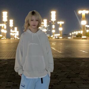 Lozareena Instagram - 一昨日だかはクーラーつけるかってくらい暑かったけど、昨日今日はまだまだ寒くって難しい季節ですね、とスタッフさんに言ったら、春は三寒四温だからねーといわれた。

３日寒くて４日暖かいんですと。
なーるーほーどー。。理解😬

みんなも風邪ひかないようにきをつけてね🫥

#今日はホカロンベタベタの
#楽しい撮影現場でした
#お楽しみに

髪型のテーマはライオンの立て髪🦁