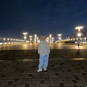 Lozareena Instagram - 一昨日だかはクーラーつけるかってくらい暑かったけど、昨日今日はまだまだ寒くって難しい季節ですね、とスタッフさんに言ったら、春は三寒四温だからねーといわれた。

３日寒くて４日暖かいんですと。
なーるーほーどー。。理解😬

みんなも風邪ひかないようにきをつけてね🫥

#今日はホカロンベタベタの
#楽しい撮影現場でした
#お楽しみに

髪型のテーマはライオンの立て髪🦁