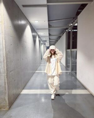 Lozareena Instagram - 今日は
えんとつ町の"踊る"ハロウィンナイト@幕張メッセ に参加させてもらいました🎃 

ちびっ子ダンサー達とか、ニュールビッチちゃん達がとにかく可愛すぎて癒されました🥹

 すごい顔して歌ってんだーロザリーナって..( ˙-˙ )
って思った写真
