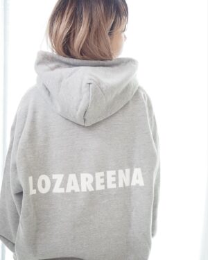 Lozareena Instagram - ライブグッズ作ったよ😙

↓のライブ会場で発売します👏
10/29(日)@梅田シャングリラ
11/19(日)@ Shibuya eggman

📍パーカーはハッピー注意報の『現実の世界か、僕の頬をつねってよ』って歌詞から。
これを着てると、きっと誰かにほっぺをつねられるでしょう(　˙▿˙　)☝

📍Tシャツ、ロザパーリーナイトvol.2ということで、ロザパーリーナイト用Tシャツ描いてみたよ😀

📍光るブレスレット、やっと光るグッズ作れたやったー\( ´ω` )/色んな色に光るよ。

📍キャップ、こちらは〜ロザリーナを愛してくれてる人にだけ分かる意味を込めたキャップですね🥹
(キャップの現物の写真がまだ無いのだけど、出来たらまたアップするね)

ちなみに、152くらいのロザリーナはダボで着たかったので、TシャツはLサイズ、パーカーもLサイズを着てます。サイズの参考に💁‍♀️

ライブ遊び来てね〜パーティーしよー🥳🥳🥳