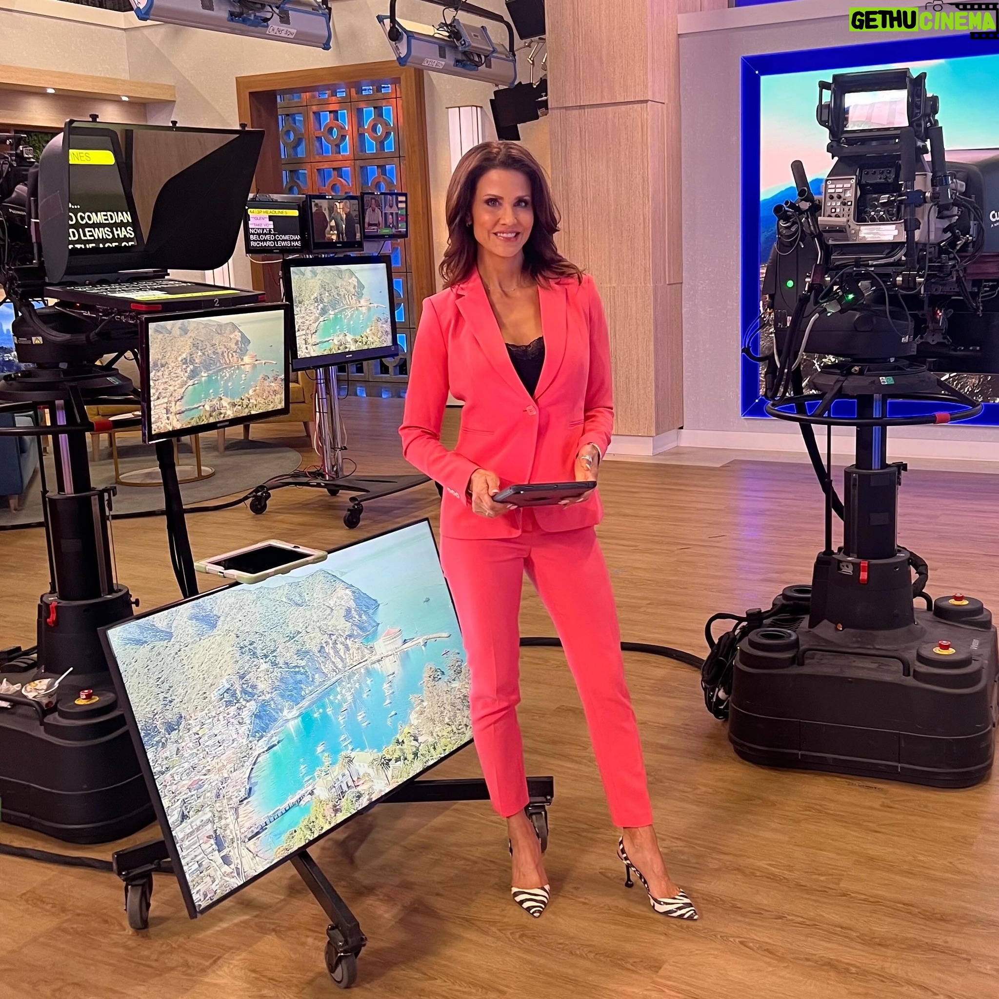 Lu Parker - 696 Likes - What’s your vibe today? 💫
#vibe #workday #ktla #studio #coral #behindthescenes #kindnessmatters #bekind #pantssuit #womenwhowork #onset #hollywood #workhardplayhard #bekindandco