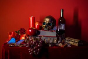 Lua Morales Instagram - Nessa quarentena fiquei meio bodeada de autorretrato e decidi fazer uma releitura de Vanitas, que é um tipo de obra simbólica que fala sobre a efemeridade das nossas vaidades.
É comum encontrar caveiras e objetos que remetam ao tempo e virtudes como sabedoria, riqueza, enfim, coisas que não irão significar muito depois da nossa morte, que é algo inevitável.

Fiquei muito contemplativa sobre esse tipo de assunto nessa quarentena (acho que todo mundo né? Hauahau)

Me conta aí o que você achou ♥️ tem várias versões dessa mesma mesa e foi maravilhoso pq o cenário era comestível dessa vez.
