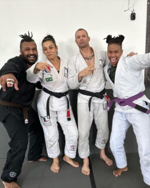 Luana Carolina Instagram - 🥋💜 Primeiramente quero agradecer o @marcelo_zotovici por me ensinar a gostar de jiujitsu  e ver o quanto essa modalidade seria importante para minha vida, não só como lutadora mas como pessoa também, não que tenha sido fácil. Rararar 
Mas hoje consigo ver a modalidade com outros olhos, e saber que posso evoluir um pouco mais a cada dia, ainda tenho muito para conquistar e fico feliz que posso contar com você e com o jiu também. Rararar 😂🫰🏾✌🏾
#jiujitsu #kimono #luta #graduation #bjj