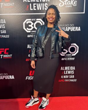 Luana Carolina Instagram - Em 2018, foi a primeira vez que fui a um evento como atleta do UFC, tinha acabado de ser contratada. 
Mas ver novamente em SP, recorde de público, casa cheia, foi muito especial também. Ainda mais em um card recheado de brasileiros que conquistaram seus contratos da mesma forma que eu conquistei em 2018 pelo Contender (8 lutadores que vieram do Contender). 
Nesse evento do último sábado, fui para assistir, mas logo logo eu vou anunciar minha próxima luta… 🙅🏾‍♀️😁

#ufc #ufcsp #ufcbrasil #luta #fight #wmma #wakandaforever