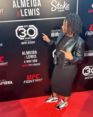 Luana Carolina Instagram - Em 2018, foi a primeira vez que fui a um evento como atleta do UFC, tinha acabado de ser contratada. 
Mas ver novamente em SP, recorde de público, casa cheia, foi muito especial também. Ainda mais em um card recheado de brasileiros que conquistaram seus contratos da mesma forma que eu conquistei em 2018 pelo Contender (8 lutadores que vieram do Contender). 
Nesse evento do último sábado, fui para assistir, mas logo logo eu vou anunciar minha próxima luta… 🙅🏾‍♀️😁

#ufc #ufcsp #ufcbrasil #luta #fight #wmma #wakandaforever