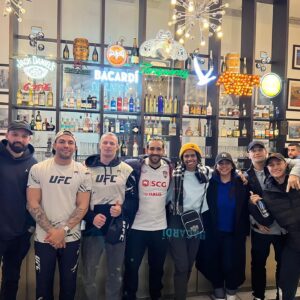 Luana Carolina Instagram - Um lugar especial, com pessoas especiais. ☺️😂👟Rarara
 #londres #london #lugarespecial #tenis #sneakerheads #sneakers #ufc #dreadstyles #dread