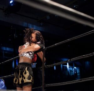 Luana Carolina Instagram - Depois de uma das lutas mais duras que eu já tive, foi ótimo receber seu abraço o melhor abraço te amo. 
Feliz dia Mãe, e sim ela invadiu o ring. Rarar ☺️🫶🏾😂 #teamomamusca 
After one of the hardest fights I’ve ever had, it was great to receive your hug, the best hug, I love you.
Happy Mother’s Day, and yes, she invaded the ring. Rare ☺️🫶🏾😂
#luta #muaythai #fight #felizdiadasmaes #dreads