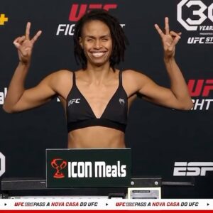 Luana Carolina Instagram - Tudo certo galera, tive uma ótima perca de peso e amanhã é o grande dia.😁🙌🏾🙅🏾‍♀️
Quero agradecer meu médico @rogeriopadovan e meu nutri @nutrigregorio por toda suporte, pra eu chegar no meu melhor desempenho como atleta. Boraaa que amanhã é dia.😎😁🚀🙅🏾‍♀️
.
#ufc #ufcvegas #pesobatido #saude #dieta #luta #fight #wmma #mma #dreads #wakandaforever