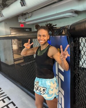 Luana Carolina Instagram - Primeiro treino do dia... agora falta pouco
Let's Bora 🙅🏾‍♀️ #teamludread 
.
.
#ufcvegas #ufc #ufcbrasil #wmma #muaythai #jiujitsu #dreads #wakanda