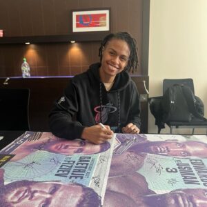 Luana Carolina Instagram - Quando criei minha assinatura (que não é das mais bonitas). raarra
Já visualizava que um dia assinaria os posters da luta do UFC, pensei que tinha que ser algo rápido, e hoje literalmente consigo usar algo que eu imaginei lá trás, quando lutava apenas Muay Thai.
Acredite em você e aonde você pode chegar. 🙅🏾‍♀️🚀😁
.

When I create my signature (which is not the prettiest). rare
I already visualized that one day I would sign the UFC fight posters, I thought it had to be something quick, and today I literally manage to use something that I imagined way back when I only fought Muay Thai.
Believe in yourself and where you can get. 🙅🏾‍♀️🚀😁

#mediaday #ufc #ufcbrasil #ufclondon #teamludread #mma #wmma #wakanda